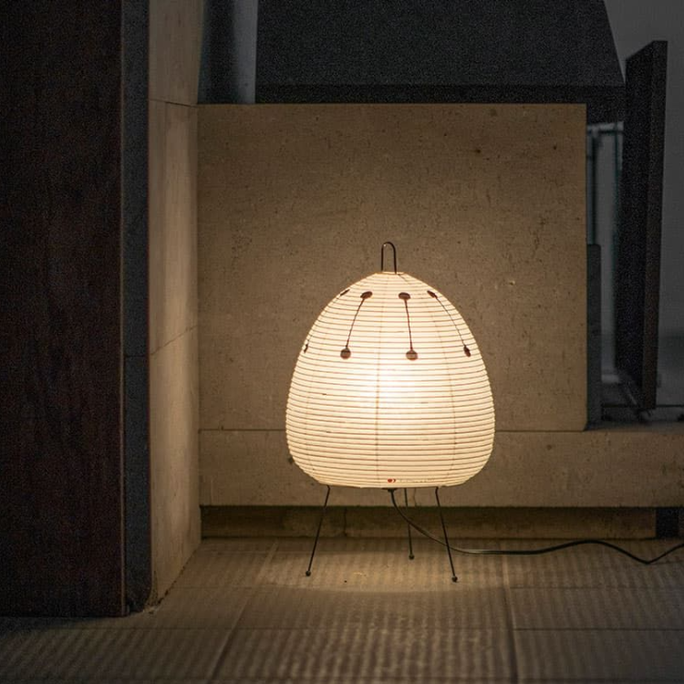 Iluminación suave tipo linterna japonesa andon en lámpara de papel de arroz.