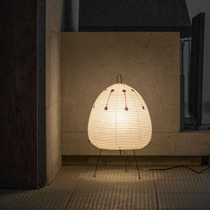 Iluminación suave tipo linterna japonesa andon en lámpara de papel de arroz.