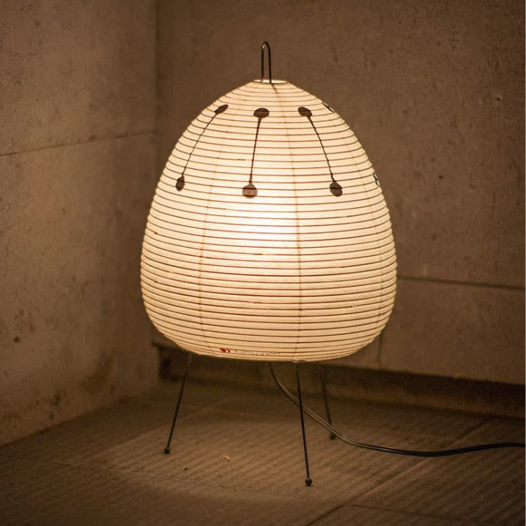 Lámpara de mesa japonesa con tres tonos de luz LED: cálida, fría y neutra.