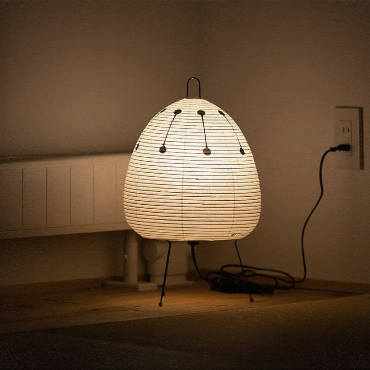 Lámpara Akari inspirada en Noguchi ideal para decoración zen y minimalista.