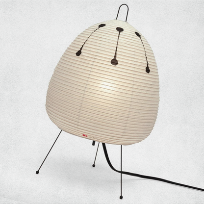 Detalle del papel de arroz y estructura artesanal de lámpara japonesa Akari.