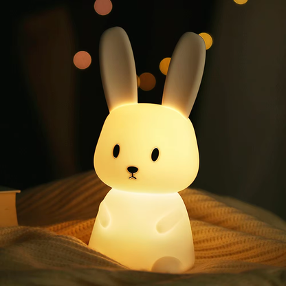 Lámpara conejo luminosa infantil con luz cálida en habitación de niño