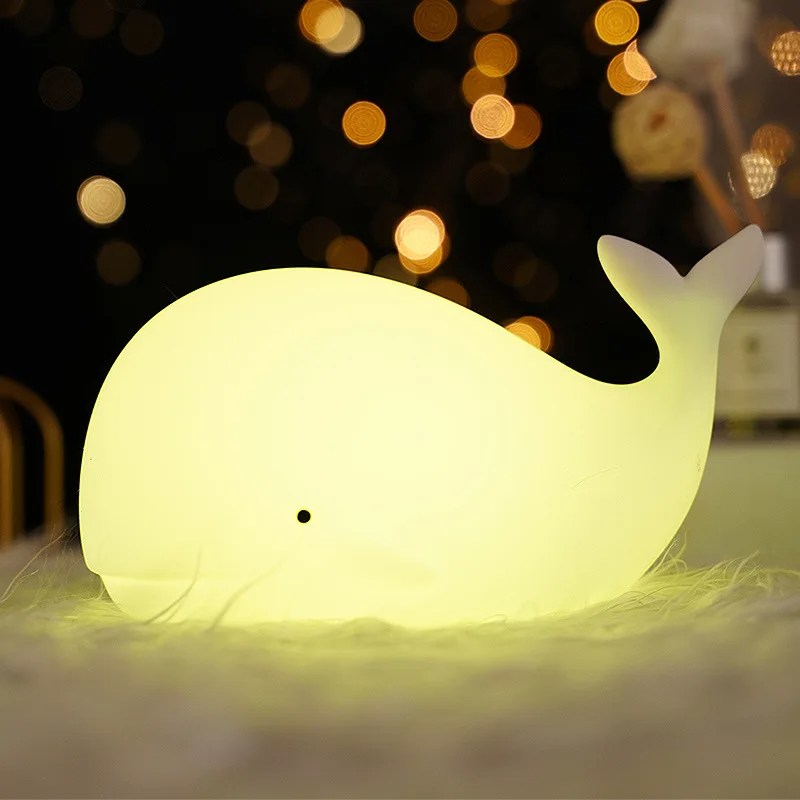 Ballena luminosa acompañando el descanso de un niño