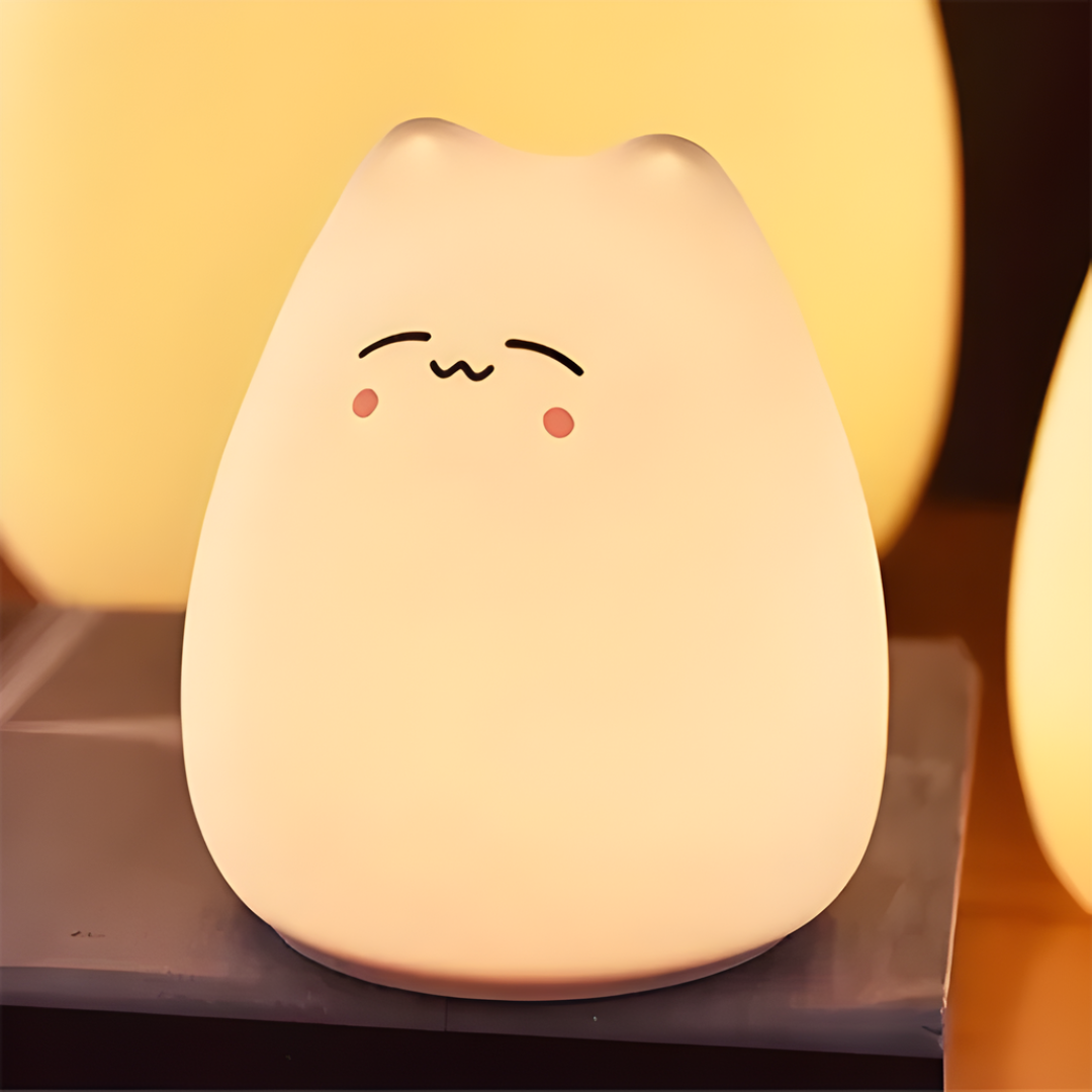 Lámpara LED gato recargable acompañando el descanso nocturno, perfecta para reducir el miedo a la oscuridad en bebés y niños pequeños.