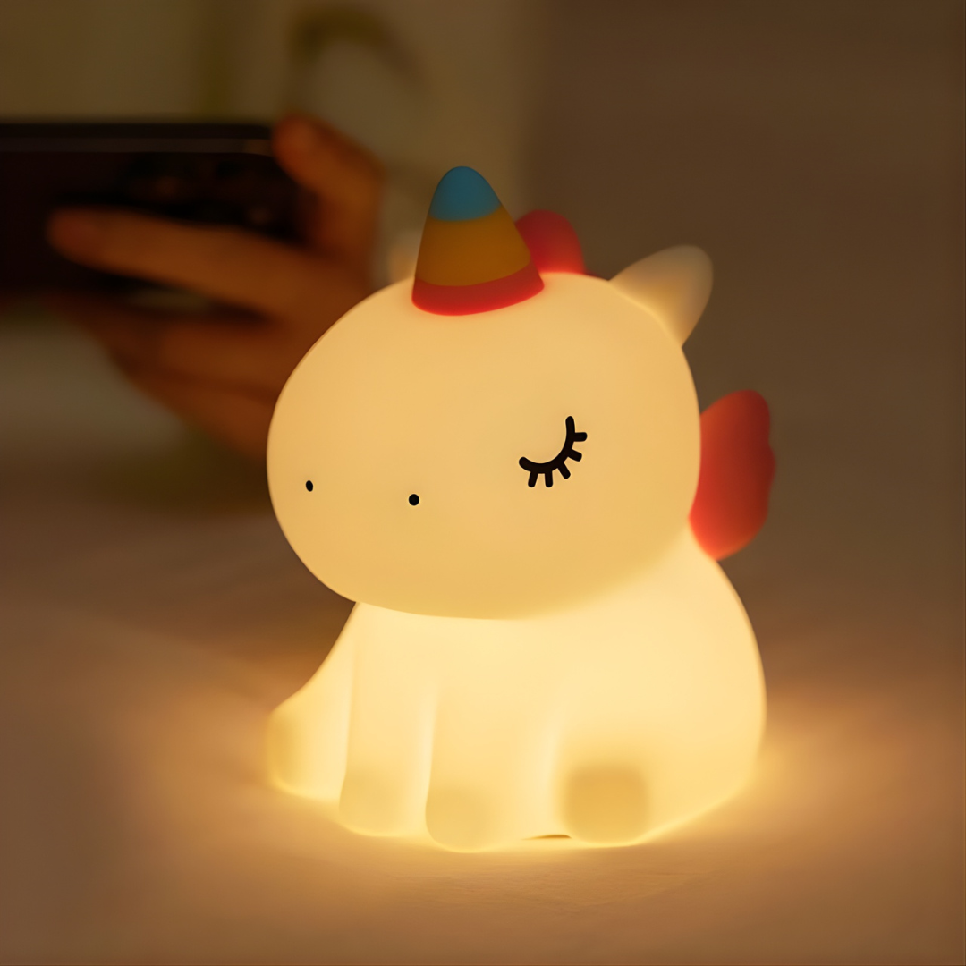 Luz quitamiedos unicornio iluminando una habitación infantil por la noche
